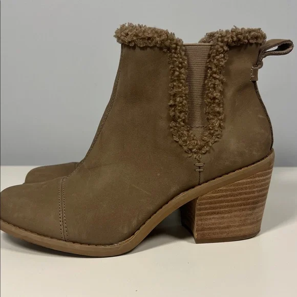 Toms Women's Brown Tan Heeled Ankle Boots with Faux Fur Trim Size 9 - Picture 3 of 9